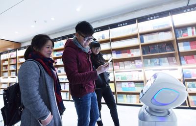 杭州这家新华书店 请机器人做导购